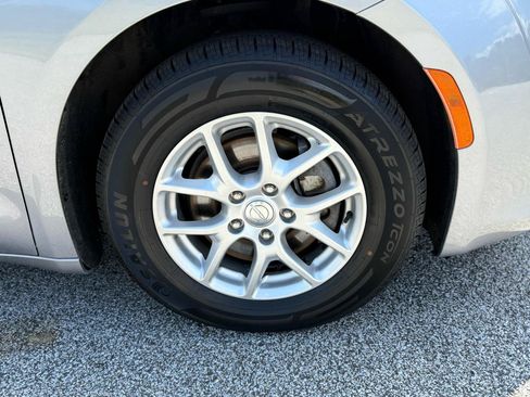 Used 2020 Chrysler Pacifica Touring-L FWD image 36