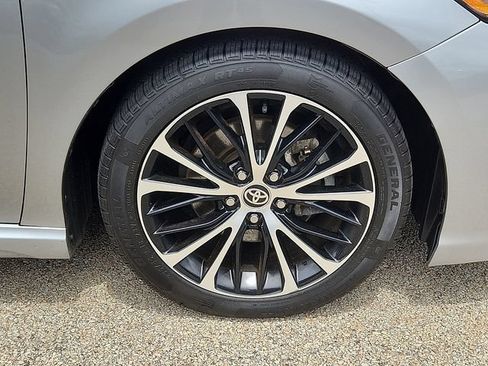 Used 2020 Toyota Camry SE w/ Sunroof Package FWD image 8