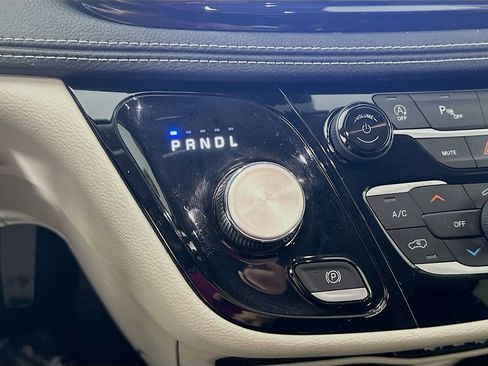 Used 2023 Chrysler Pacifica Touring-L image 22