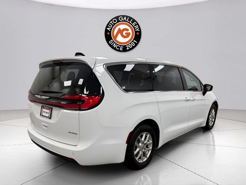 Used 2024 Chrysler Pacifica Touring-L FWD image 3