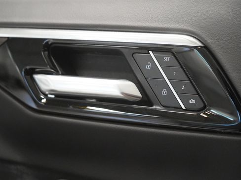 Used 2025 Chevrolet Suburban Premier AWD/4WD image 32