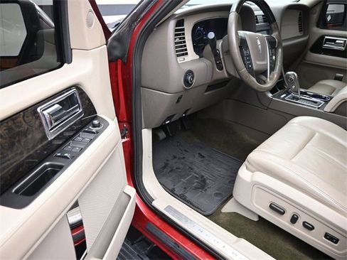 Used 2017 Lincoln Navigator Select image 14