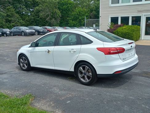 Used 2018 Ford Focus SE w/ SE Appearance Package FWD image 3