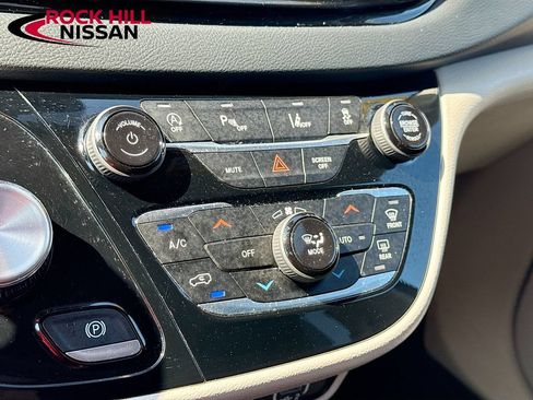 Used 2023 Chrysler Pacifica Touring-L FWD image 15