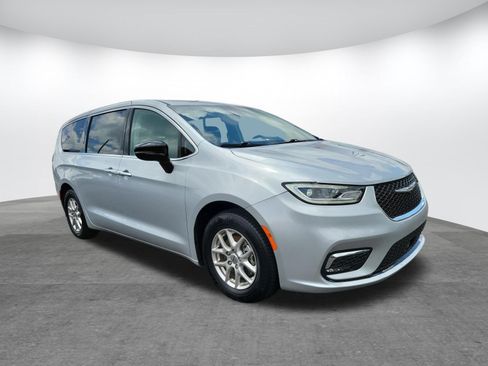 Used 2024 Chrysler Pacifica Touring-L FWD image 25