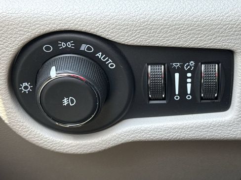 Used 2023 Chrysler Pacifica Touring-L FWD image 21