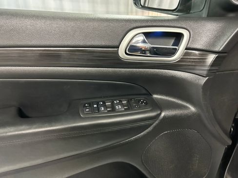 Used 2021 Jeep Grand Cherokee Laredo image 14