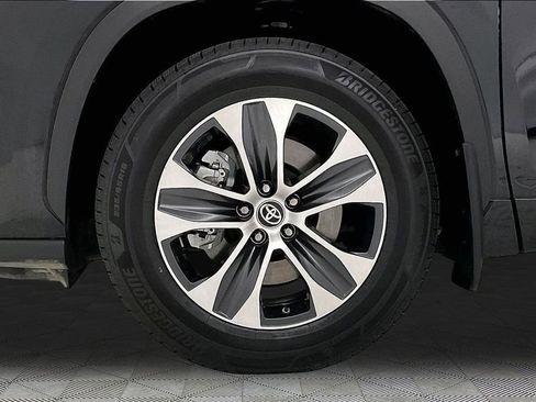 Used 2021 Toyota Highlander XLE AWD/4WD image 28