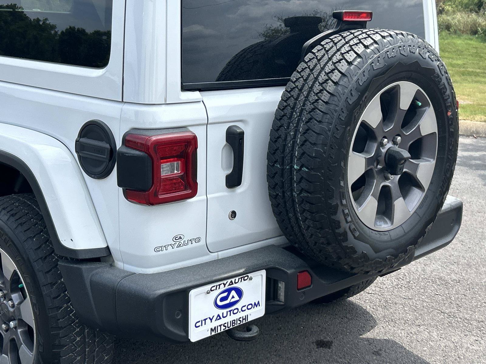 Used 2019 Jeep Wrangler Unlimited Sahara AWD/4WD image 14