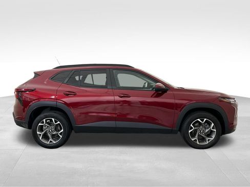 Used 2025 Chevrolet Trax LT w/ LT Convenience Package FWD image 7