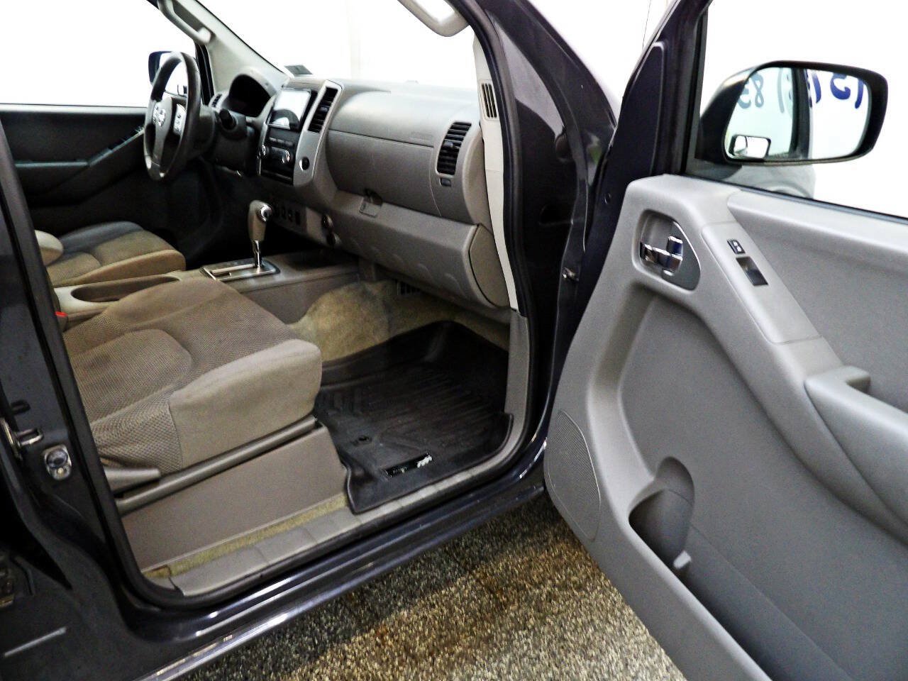 Used 2012 Nissan Frontier SV w/ SV Premium Utility Pkg AWD/4WD image 11