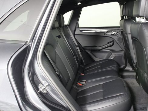 Used 2025 Porsche Macan image 32