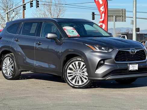 Used 2023 Toyota Highlander Platinum image 2