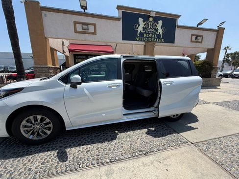 Used 2023 Toyota Sienna XLE FWD image 14