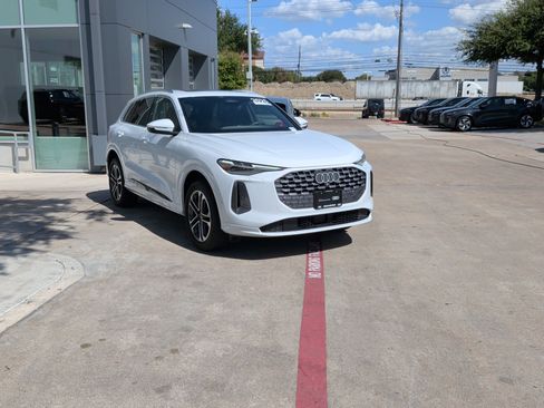 Used 2025 Audi Q5 Premium Plus w/ Premium Plus AWD/4WD image 2