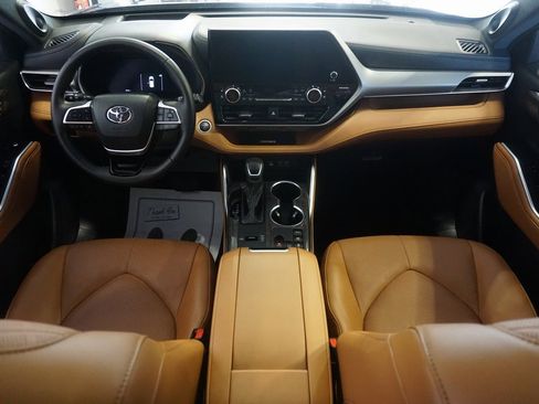 Used 2024 Toyota Highlander Platinum image 31