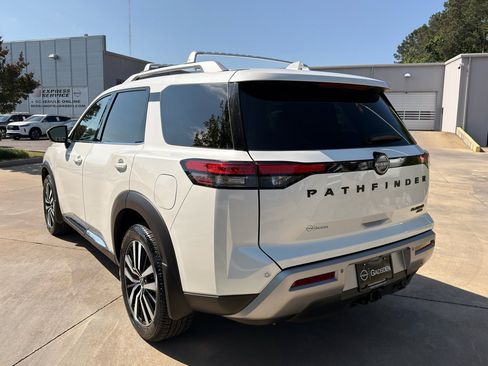 Certified 2024 Nissan Pathfinder Platinum w/ Black Appearance Package AWD/4WD image 4