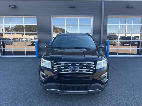 Used 2017 Ford Explorer XLT w/ Equipment Group 202A image 5