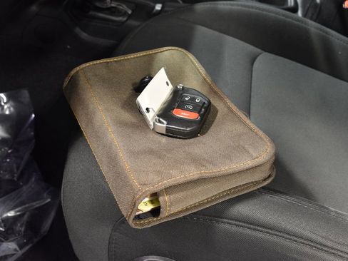 Used 2018 Jeep Wrangler Unlimited Sahara w/ Cold Weather Group image 39