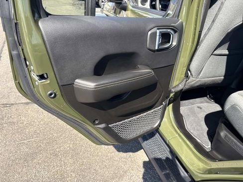 Used 2024 Jeep Wrangler Unlimited Sahara w/ Technology Group AWD/4WD image 20