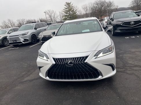 Used 2023 Lexus ES 300h w/ Luxury Package image 2