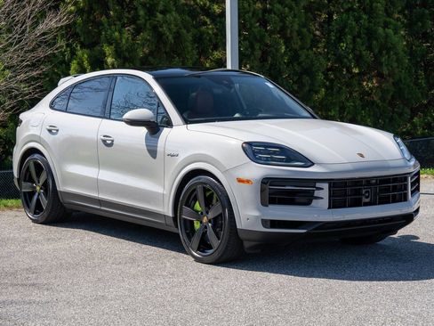 Certified 2025 Porsche Cayenne S w/ Premium Package Plus AWD/4WD image 10