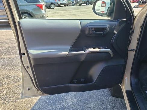 Used 2018 Toyota Tacoma SR5 AWD/4WD image 12