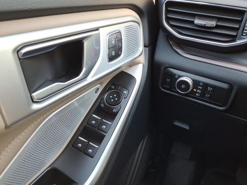 Used 2022 Ford Explorer Limited w/ Limited Technology Package AWD/4WD image 21