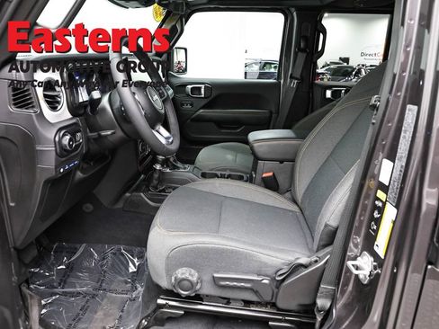 Used 2025 Jeep Wrangler Unlimited Sahara image 14