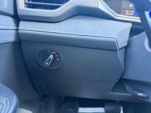 Certified 2025 Volkswagen Taos SE FWD image 23