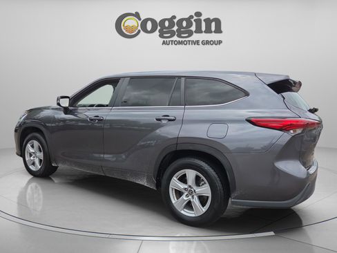 Used 2023 Toyota Highlander L FWD image 3