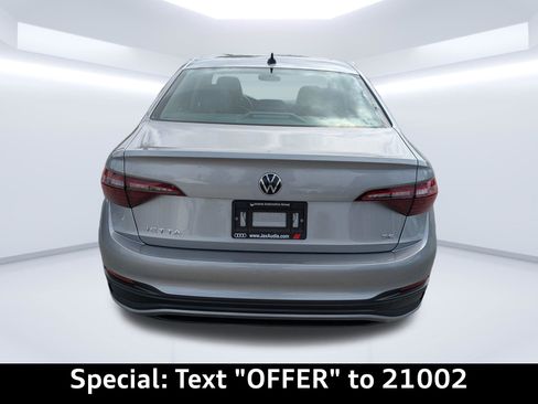 Used 2024 Volkswagen Jetta SE image 3
