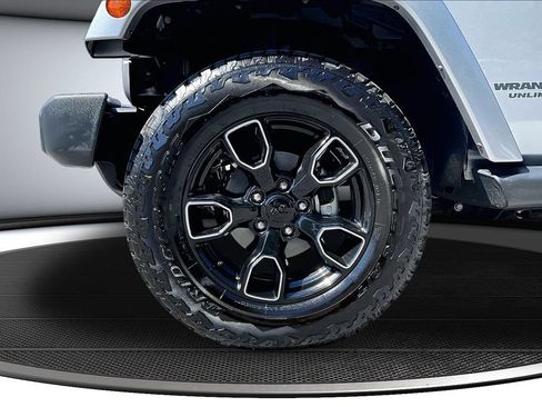 Used 2017 Jeep Wrangler Unlimited Sahara AWD/4WD image 33
