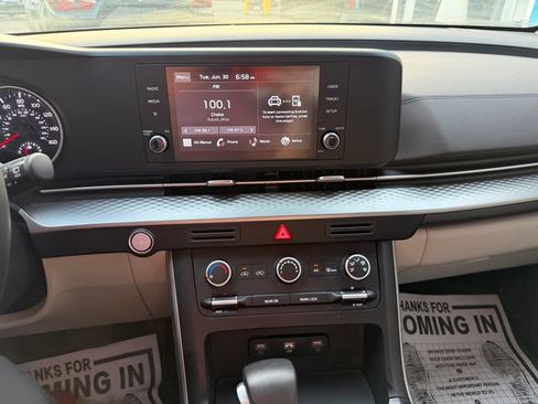 Used 2024 Kia Carnival LX FWD image 19