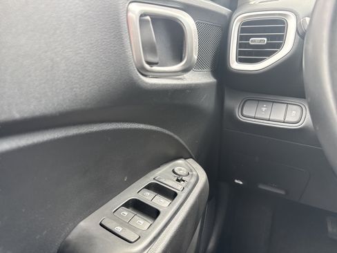 Used 2025 Hyundai Venue SEL FWD image 14