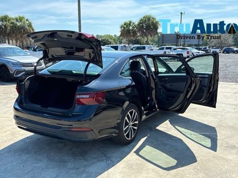 Used 2025 Volkswagen Jetta SE FWD image 15