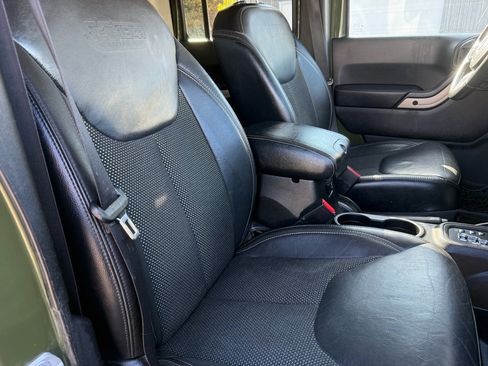 Used 2016 Jeep Wrangler Unlimited Sahara image 13