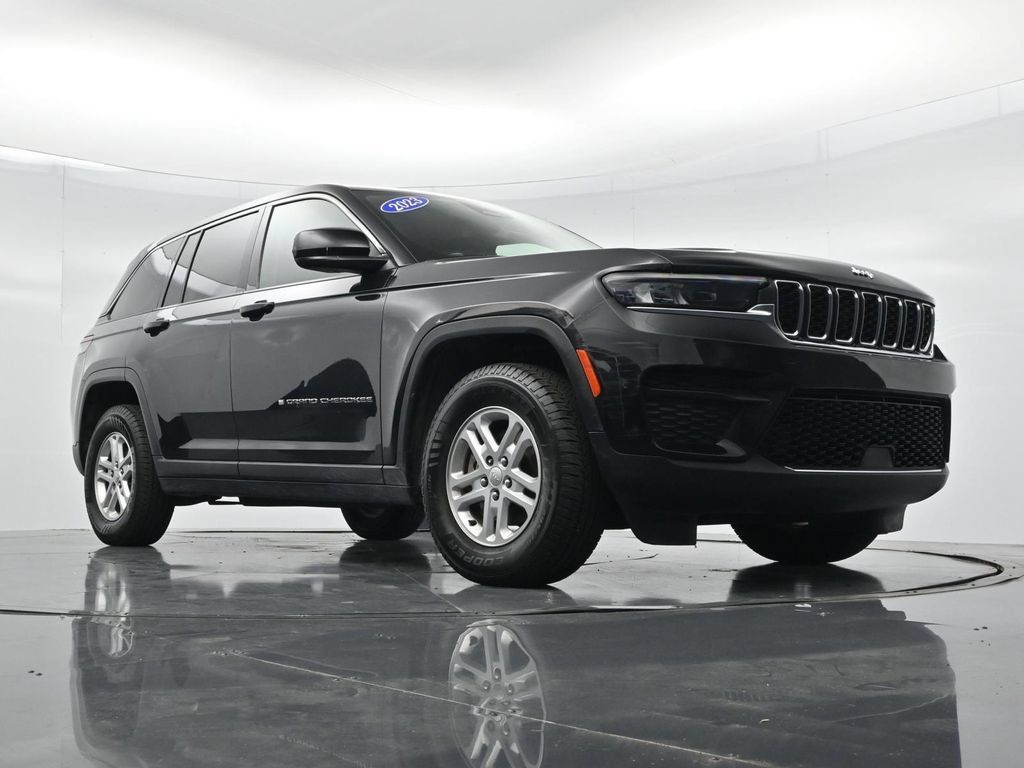 Used 2023 Jeep Grand Cherokee Laredo RWD image 28