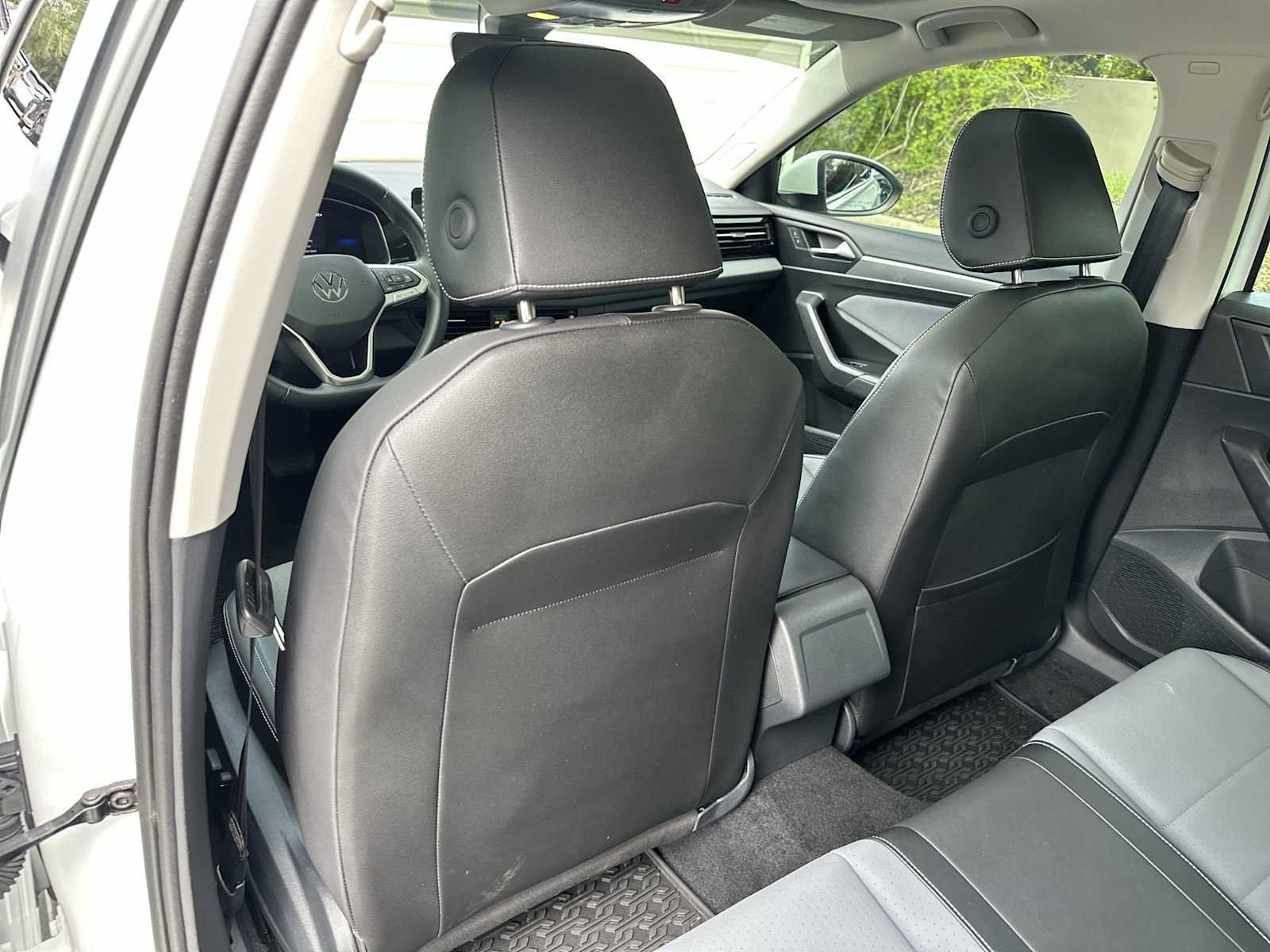 Used 2025 Volkswagen Jetta SE FWD image 16