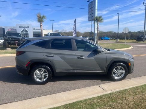 Used 2025 Hyundai Tucson SE image 2