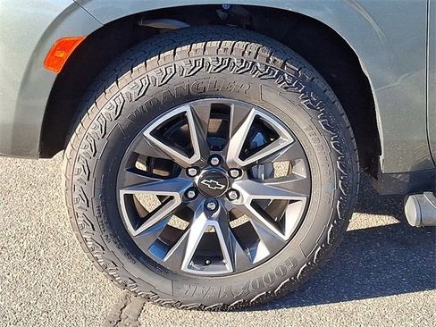 Used 2024 Chevrolet Suburban Z71 w/ Luxury Package image 27