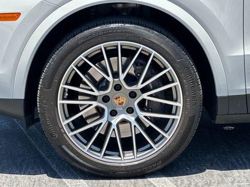 Used 2023 Porsche Cayenne Platinum Edition AWD/4WD image 26