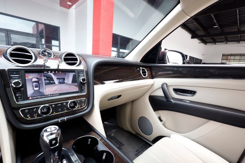 Used 2019 Bentley Bentayga AWD/4WD image 32