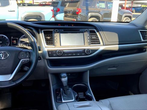 Used 2018 Toyota Highlander Limited image 7