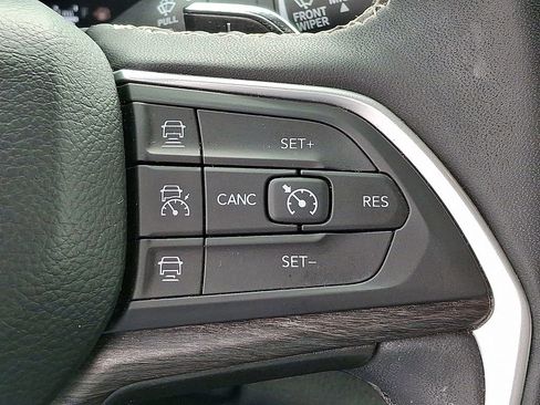 Used 2024 Jeep Grand Cherokee L Limited AWD/4WD image 16