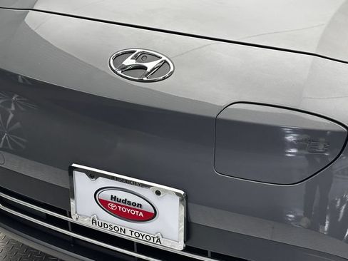 Used 2023 Hyundai Kona SE FWD image 2