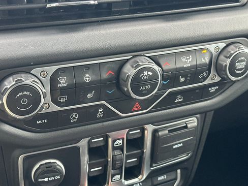 Used 2024 Jeep Wrangler Sahara image 21