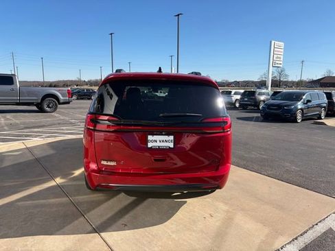 New 2026 Chrysler Pacifica Select w/ S Appearance Package image 4