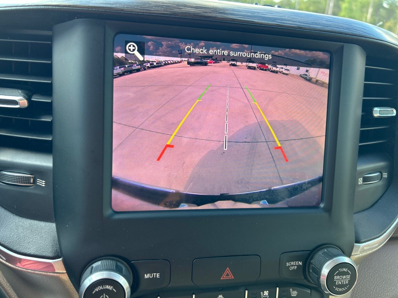Used 2019 RAM 1500 Laramie AWD/4WD image 13