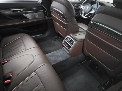 Used 2017 BMW 750i image 14